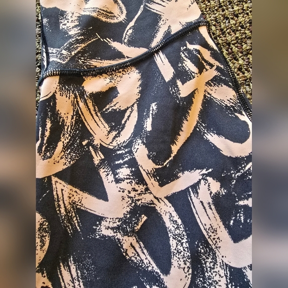 Lululemon Athletica Pink and Black Patterned Leggings - Picture 12 of 14